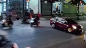 Diễn trò tránh ôtô, thanh niên đi xe máy gây tai nạn