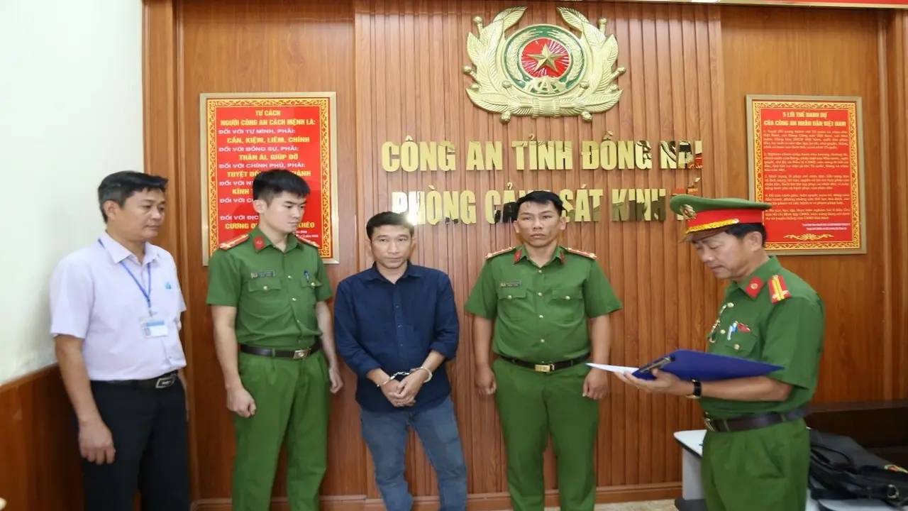 Đổ hơn 500 tấn chất thải gây ô nhiễm môi trường