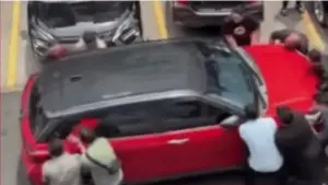 Đỗ xe kiểu 'chặn họng' chỉ có thể khiêng đi, chủ xe còn kiện ngược, nạn nhân phải xin lỗi