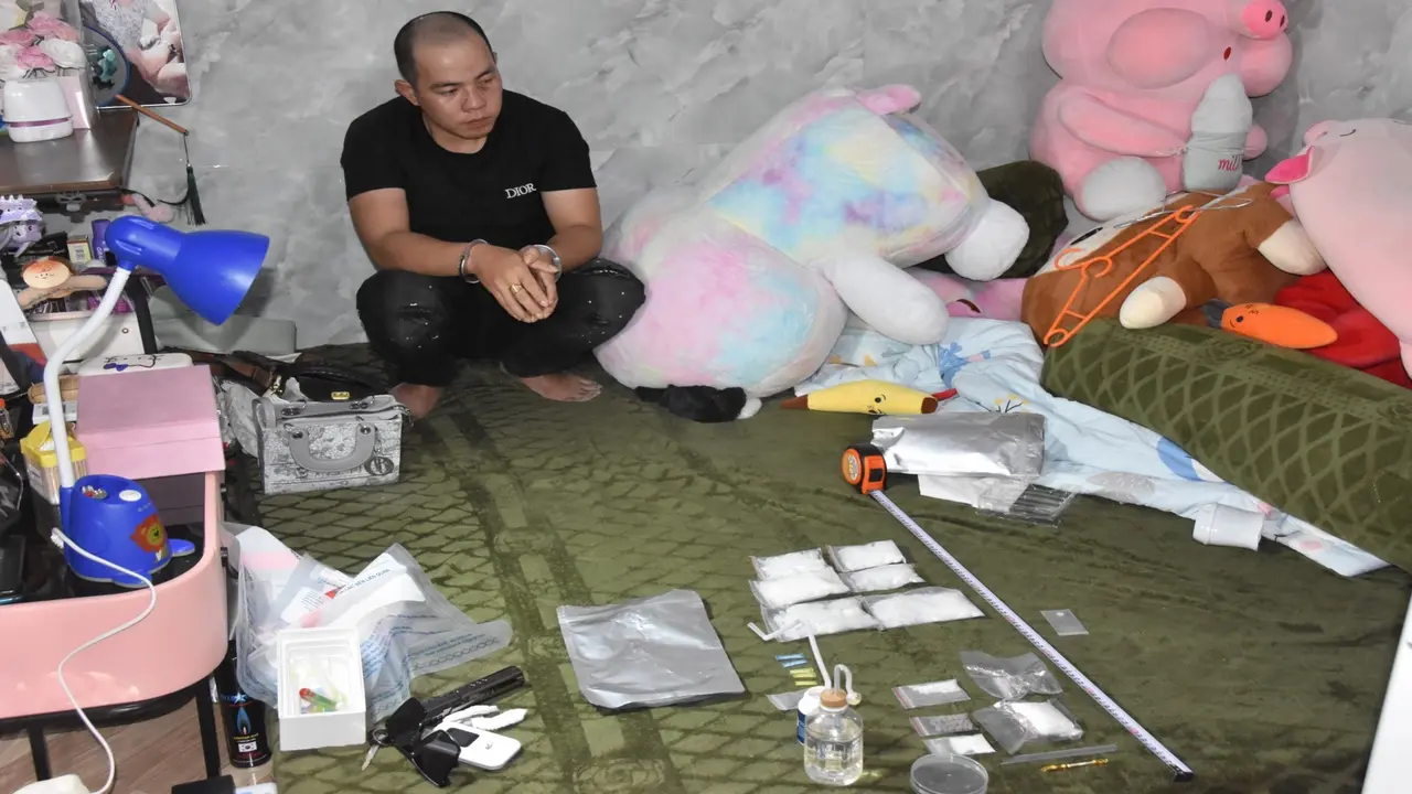 Đối tượng vận chuyển ma túy giấu nhiều súng, đạn trong người