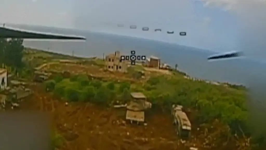 Drone Hezbollah tấn công loạt xe tăng tối tân của Israel