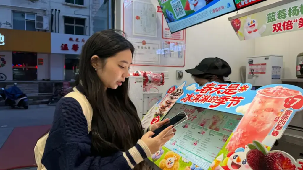 Du học, du lịch, buôn bán xuyên biên giới: Bỏ dần thói quen xài tiền mặt