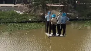 Dùng cáp treo qua sông ở miền Tây