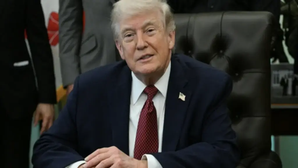 Eo biển Hormuz lại bị đóng, ông Trump tuyên bố không để Iran 'tống tiền'
