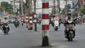 Gần 200 trụ điện chắn giữa đường nối nút giao lớn nhất TPHCM