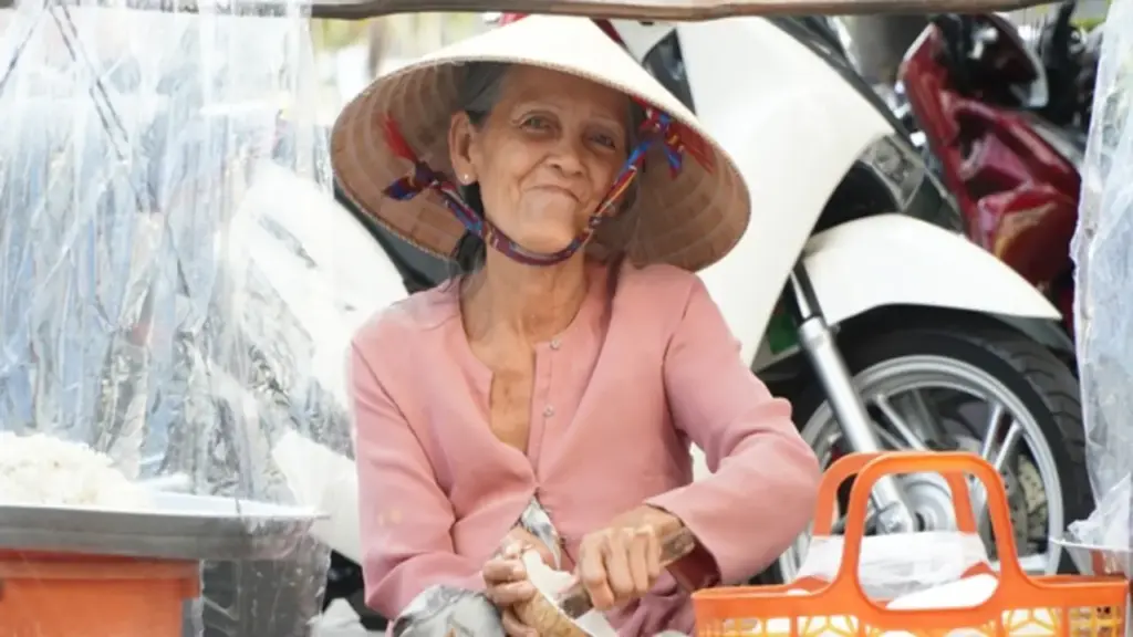 Gánh bánh tráng kẹo mạch nha 40 năm: Bà ngoại bán 10 cái mỗi ngày vẫn không nỡ nghỉ