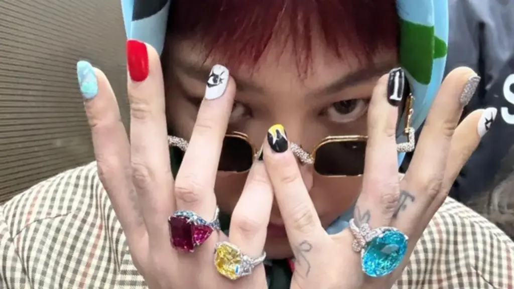 G-Dragon làm rơi chiếc nhẫn 211 tỉ đồng trên sân khấu Coachella 2026?