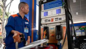 Giá dầu diesel giảm gần 2.000 đồng một lít