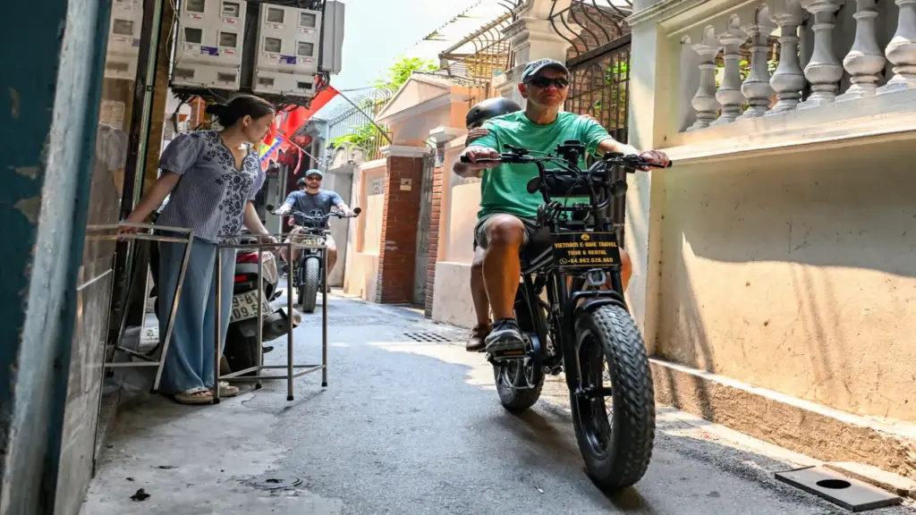 Gia đình khách Mỹ đạp xe luồn lách ngõ, đi chợ như người Hà Nội