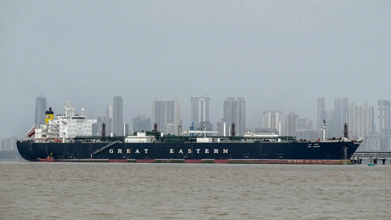 Giá khí đốt tự nhiên châu Âu lao dốc, đã có 2 tàu qua eo biển Hormuz