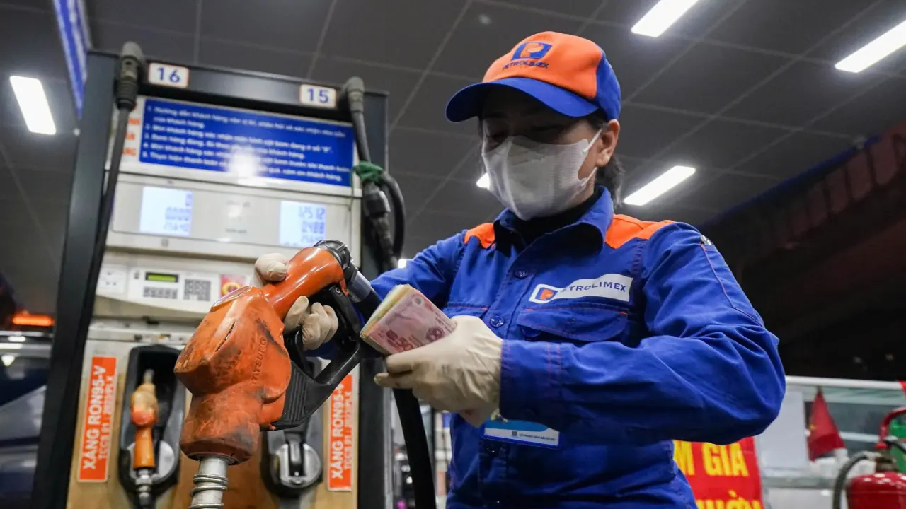 Giá xăng, dầu cùng giảm