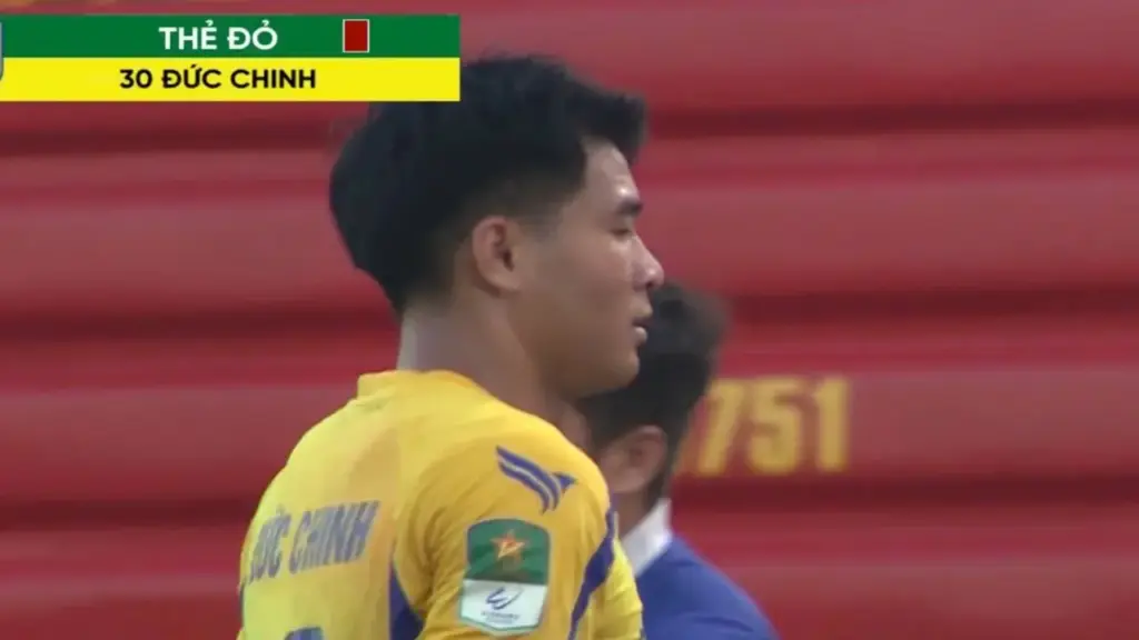 Hà Đức Chinh nổi nóng, lãnh thẻ đỏ trên sân Long An