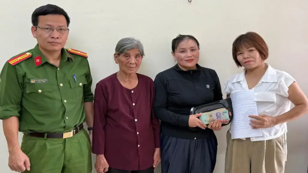 Hai mẹ con nhặt được túi xách chứa nhiều tiền liền báo công an tìm người trả lại