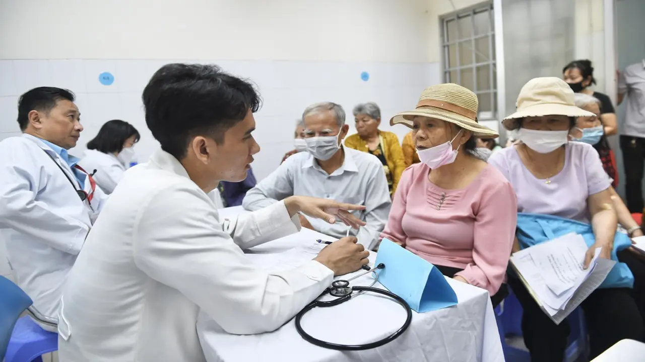 Hàng nghìn người dân TP.HCM được khám sức khỏe miễn phí, còn có quà mang về