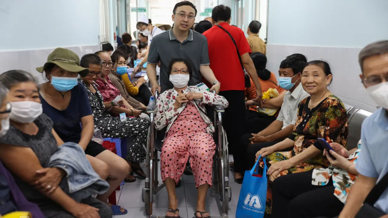 Hàng trăm người dân TP HCM xếp hàng chờ khám bệnh miễn phí