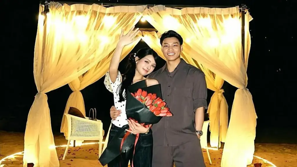 Hậu vệ Vũ Văn Thanh cầu hôn bạn gái