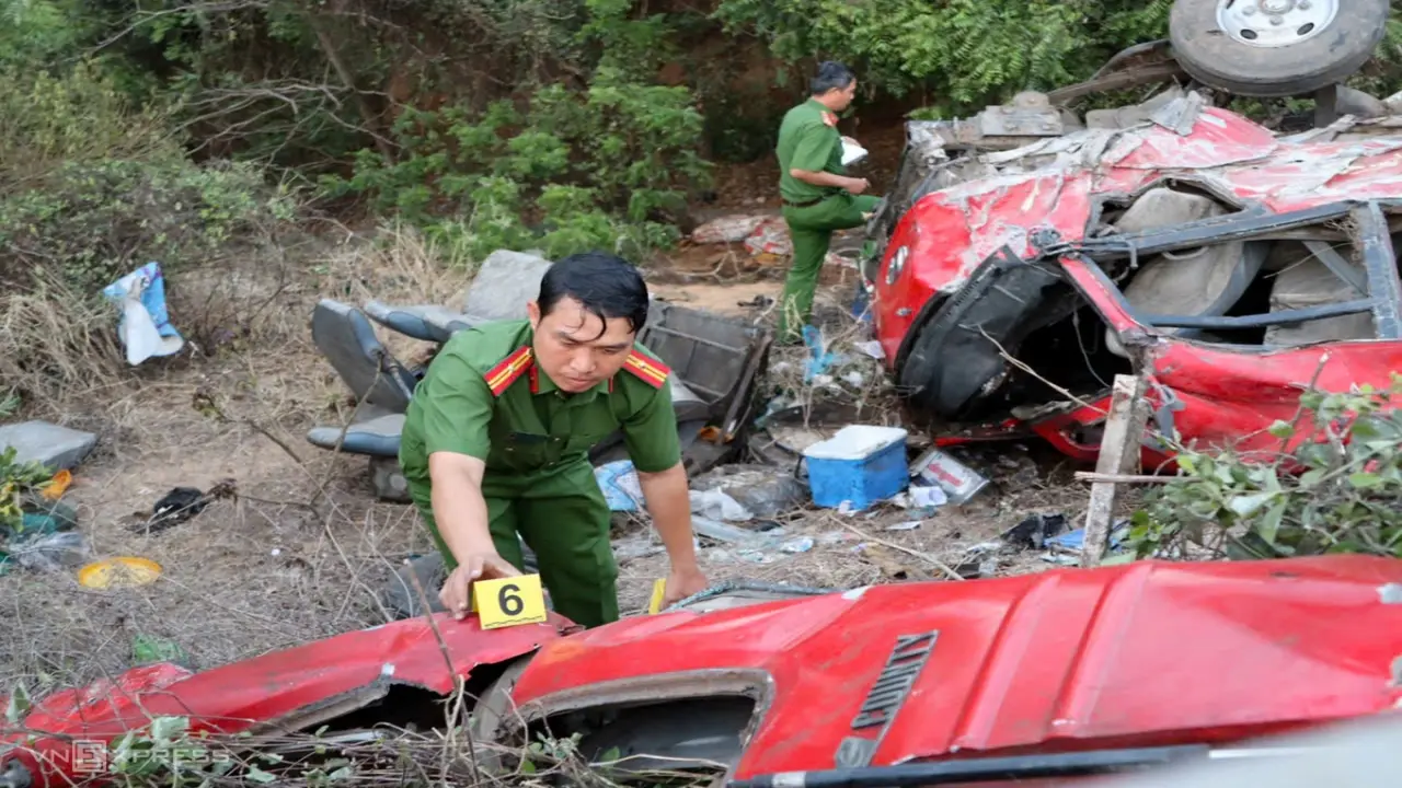 Hiện trường xe khách chở 16 thợ lặn lao xuống vực