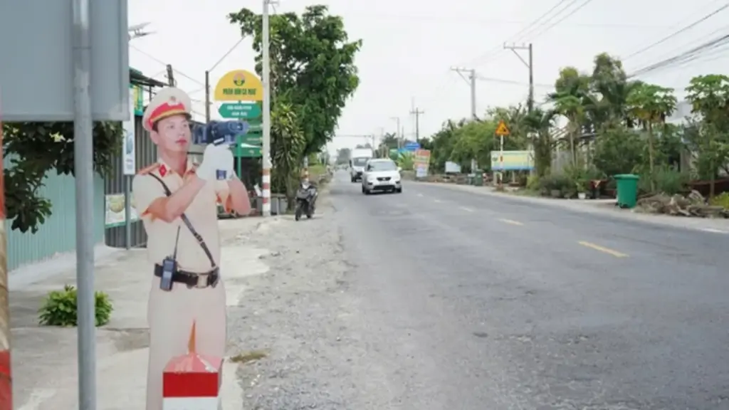 Hình nộm cảnh sát giao thông bắn tốc độ trên quốc lộ: Nhìn xa tưởng thật