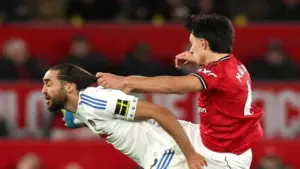 HLV Carrick chỉ trích trọng tài vì tấm thẻ đỏ của Martinez