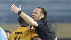 HLV Popov tuyên chiến khi bị cấm 4 trận ở V-League