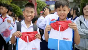 Hoàng Đức thông qua 'Áo ấm đến trường' tiếp sức học sinh nghèo hiếu học