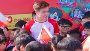 Hoàng Đức vắng mặt đột xuất, áo ấm vẫn đến trường