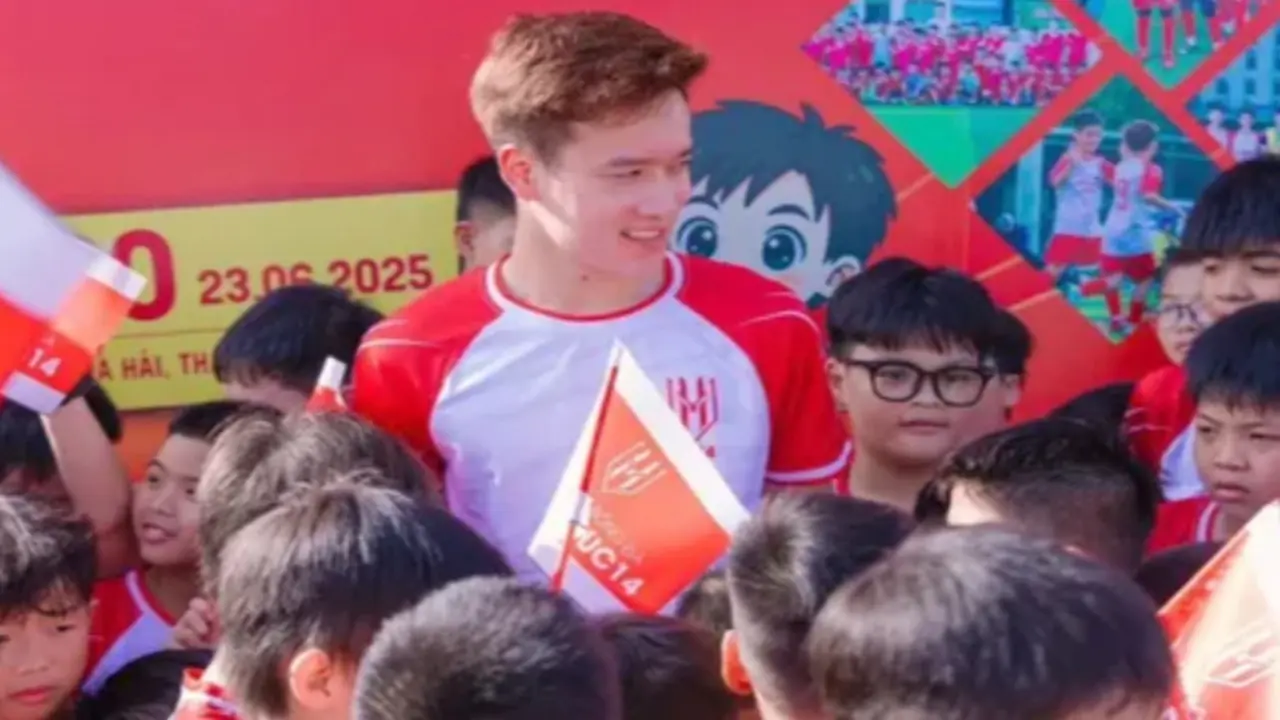 Hoàng Đức vắng mặt đột xuất, áo ấm vẫn đến trường