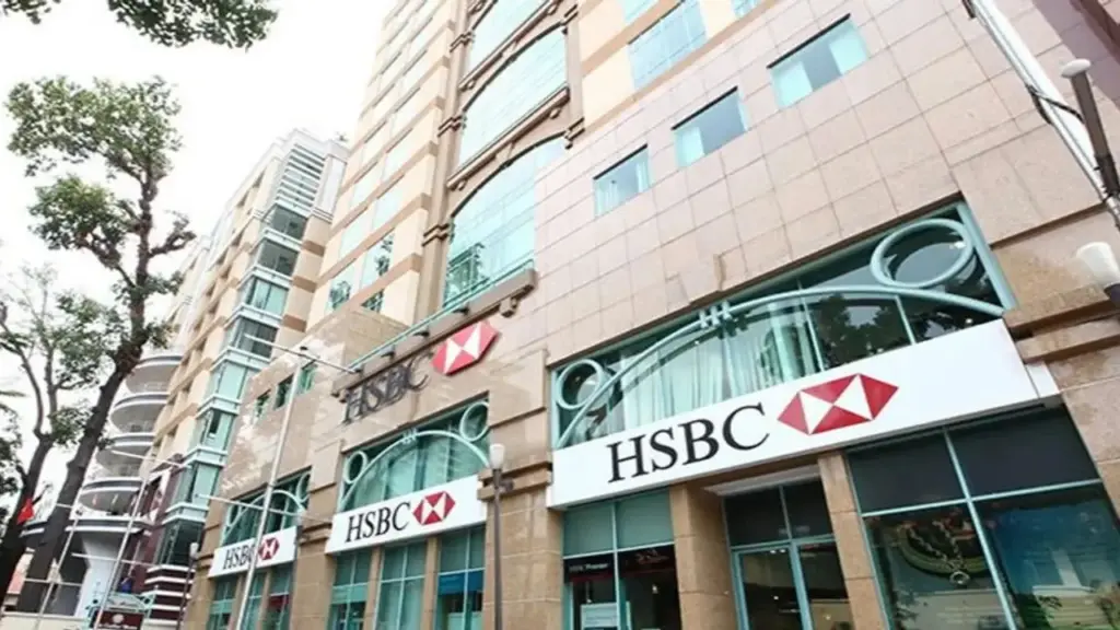 HSBC Việt Nam báo lãi thấp nhất 4 năm, thù lao nhân viên cao bất ngờ