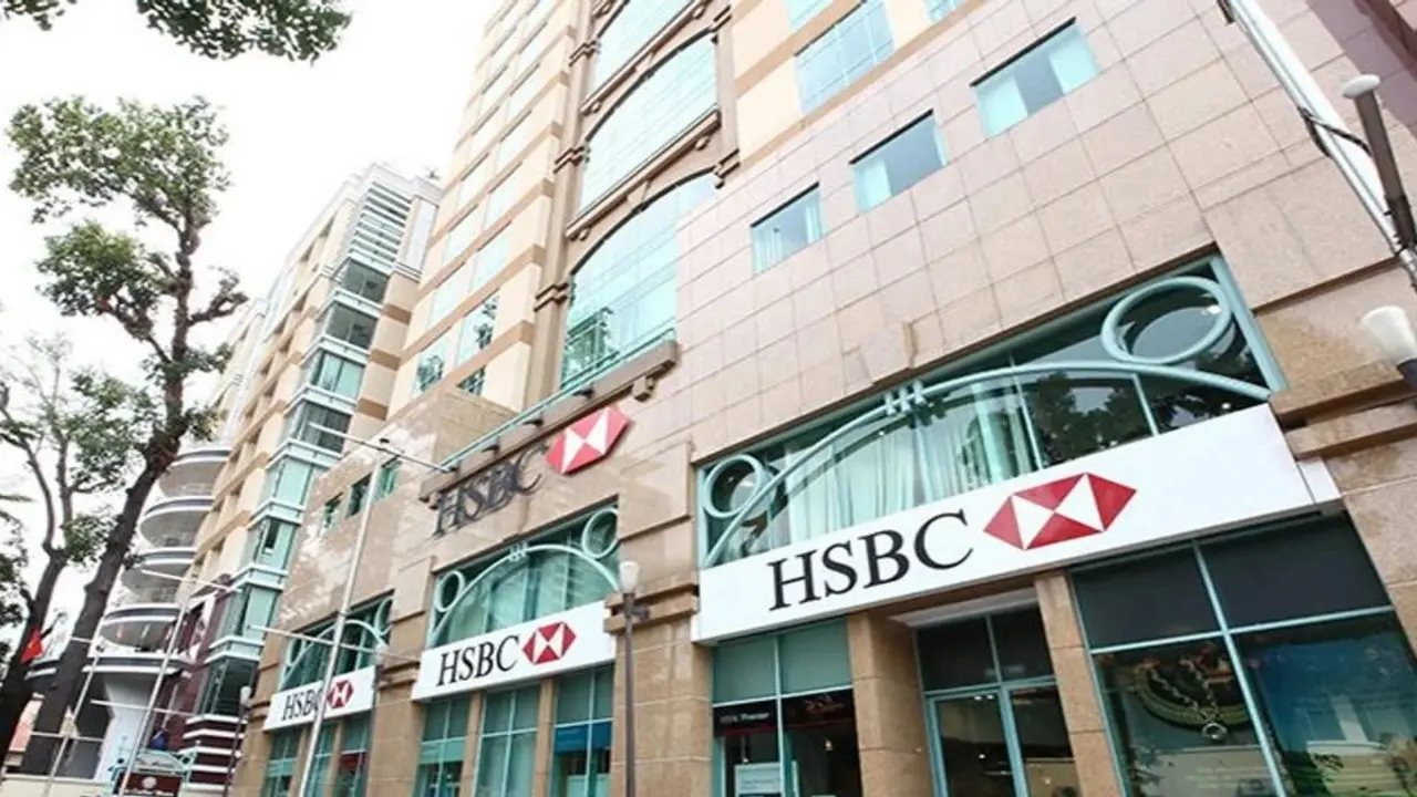 HSBC Việt Nam báo lãi thấp nhất 4 năm, thù lao nhân viên cao bất ngờ