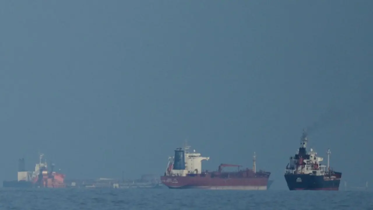 Iran tuyên bố mở lại eo biển Hormuz, ông Trump cảm ơn