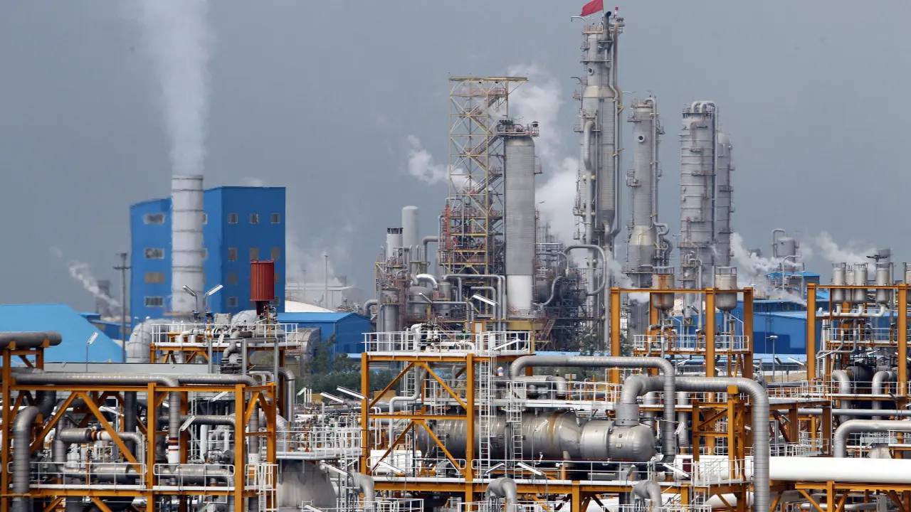 Israel tấn công nhà máy hóa dầu lớn nhất Iran