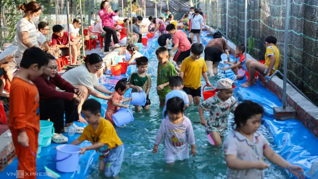 Khách bắt cá, hái nho trong quán cà phê vườn ở TP HCM