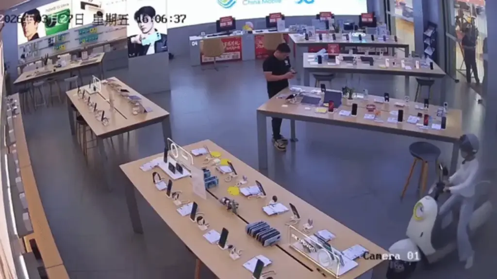 Khách nữ chạy xe điện vào tận cửa hàng mua điện thoại