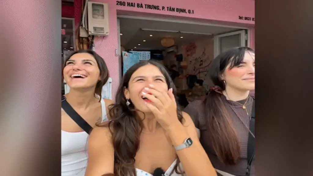 Khách Tây bay hàng ngàn cây số, xuýt xoa trước “nhà thờ hồng” ở TPHCM