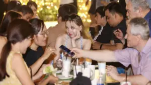 Khách Tây quảng bá ẩm thực TP.HCM: Mê phở, bánh mì đến… hột vịt lộn, bún mắm