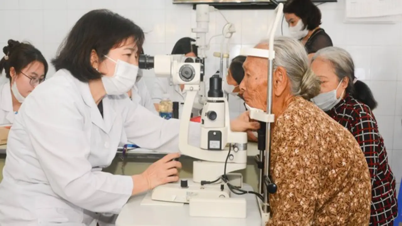 Khám mắt, tầm soát tim mạch cho người lớn tuổi