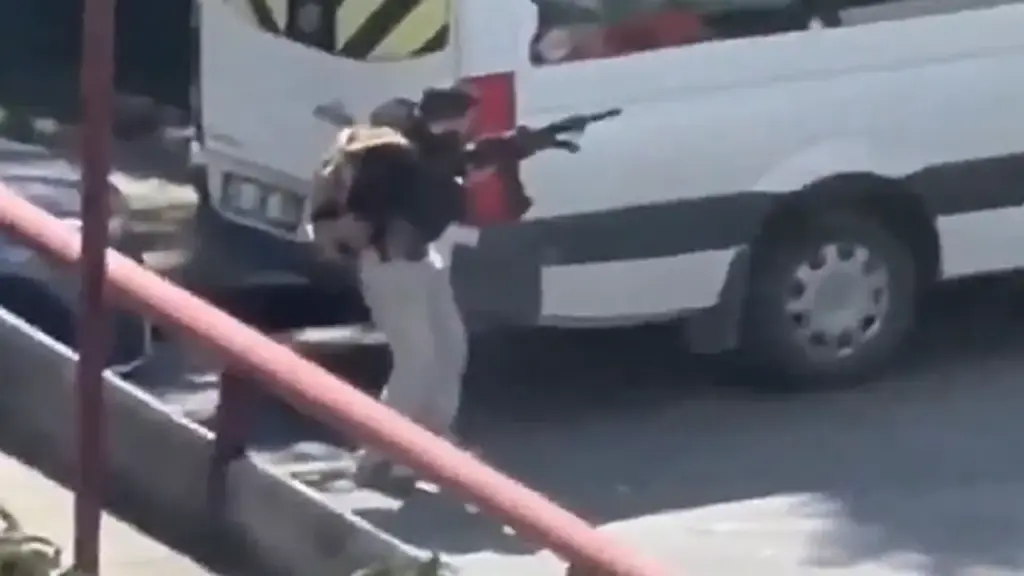 Khoảnh khắc cảnh sát đấu súng kẻ khủng bố ở Istanbul