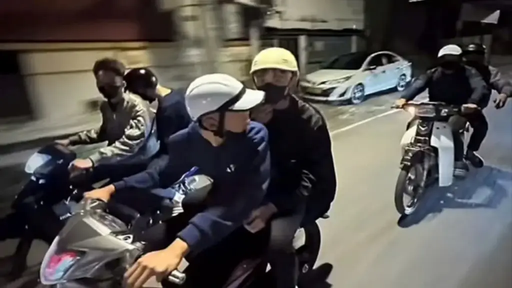 Khoe lái xe lạng lách lên mạng, nhóm thanh thiếu niên bị cảnh sát 'hốt gọn'