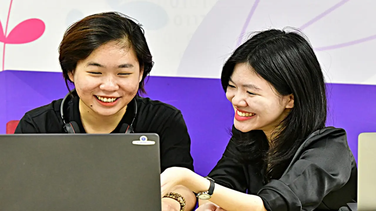 Khuyết tật nhưng không ở lại phía sau: Cô gái nhiều tự ti trở thành nữ chuyên viên đặc biệt