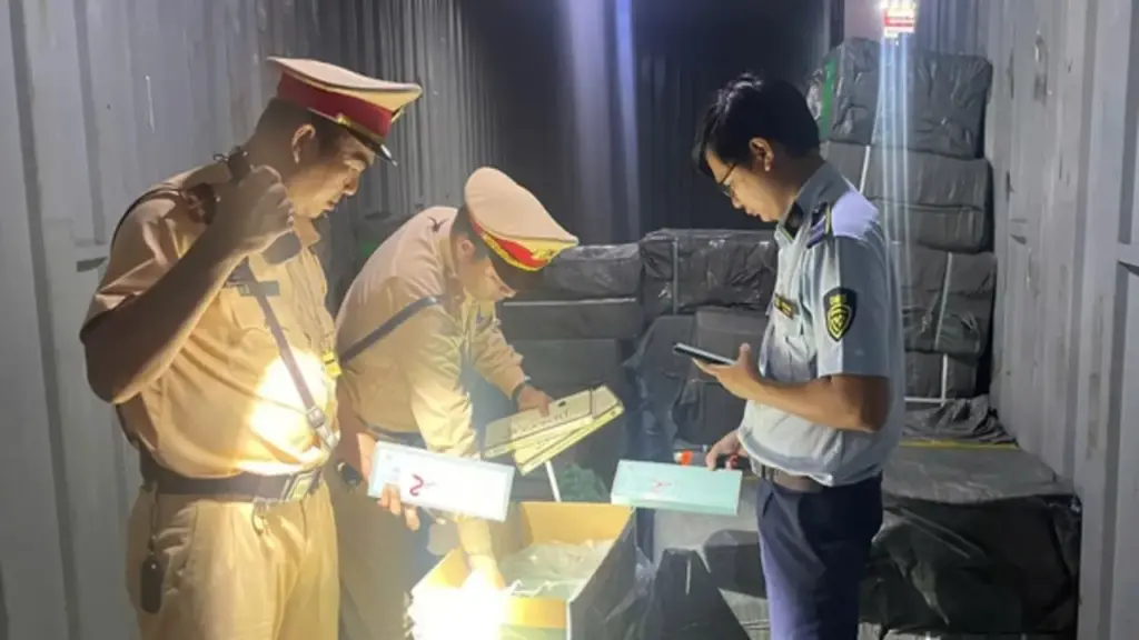 Kiểm tra xe container, phát hiện lô thuốc lá lậu 'khủng' tại Gia Lai