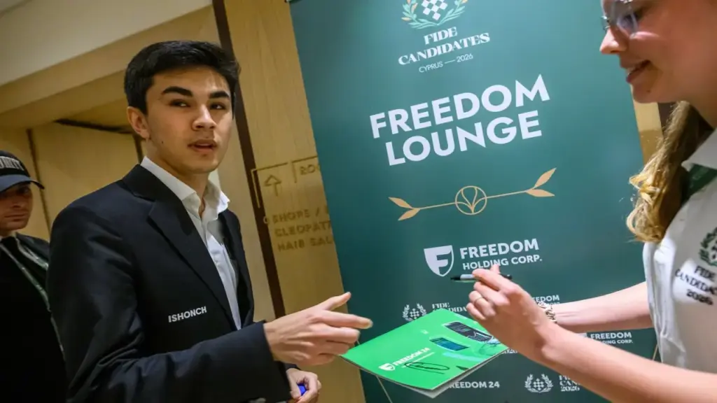 Kỳ thủ 20 tuổi tiếp tục gây bão tại giải cờ vua Candidates 2026