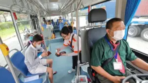 Lăng kính bạn đọc: Mong đợi xe buýt miễn phí, chất lượng, đúng giờ