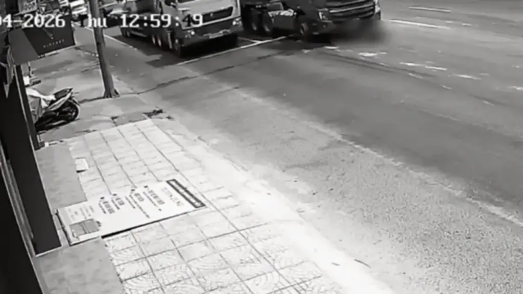 Lao ra trước đầu xe tải rồi dừng lại, người đàn ông thiệt mạng
