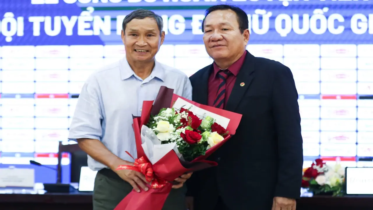 Lên dẫn dắt tuyển nữ Việt Nam, huấn luyện viên Hoàng Văn Phúc tri ân ông Mai Đức Chung