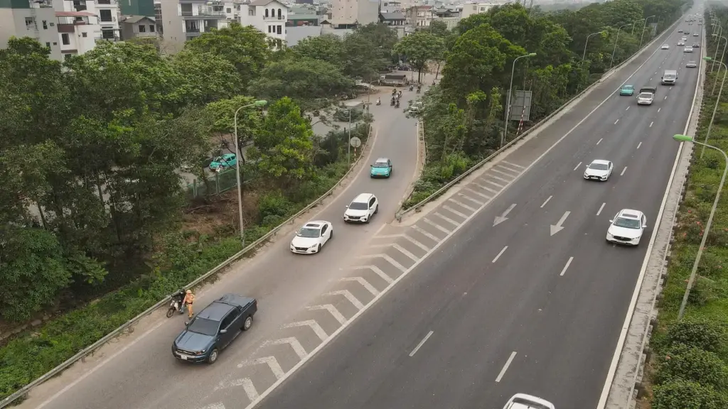 Loạt tài xế xe máy bị xử phạt vì "liều mạng" đi vào đường cao tốc ở Hà Nội