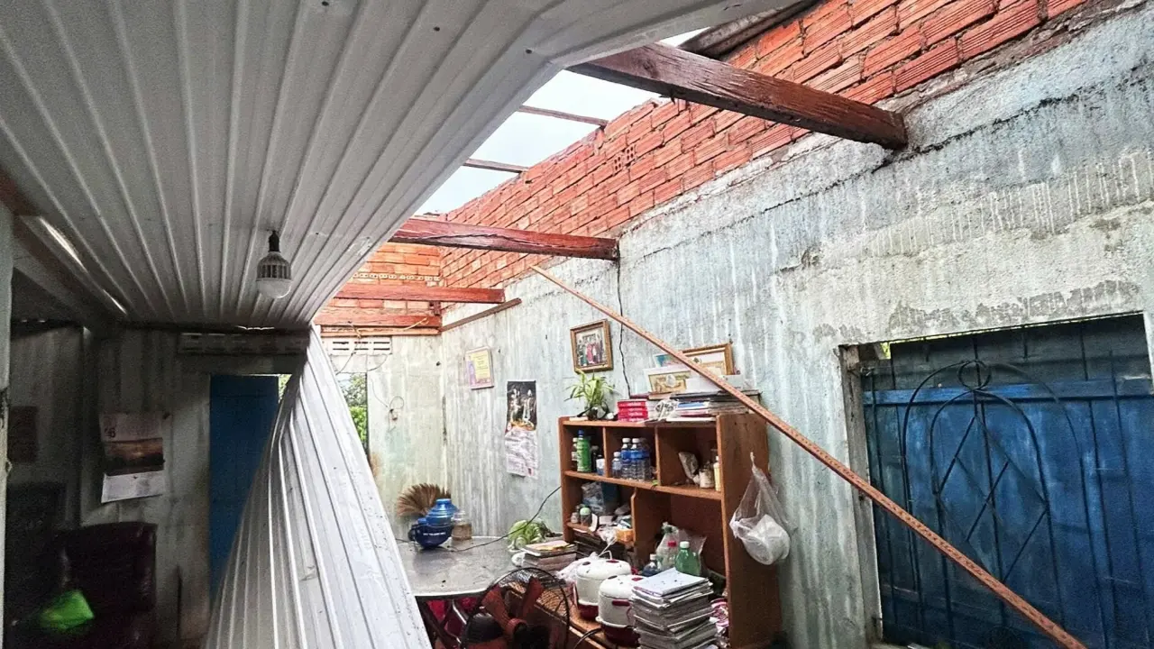 Lốc xoáy làm tốc mái nhiều nhà dân ở Lâm Đồng