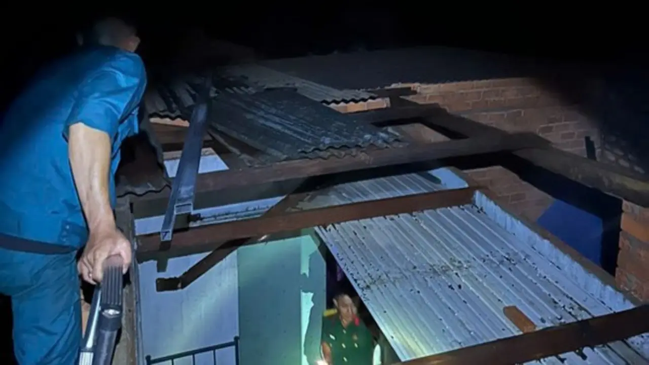 Lốc xoáy tại Bảo Lộc gây tốc mái nhà nhiều nhà dân