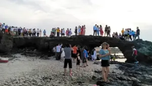 Lý Sơn cấm du khách trèo lên Cổng Tò Vò