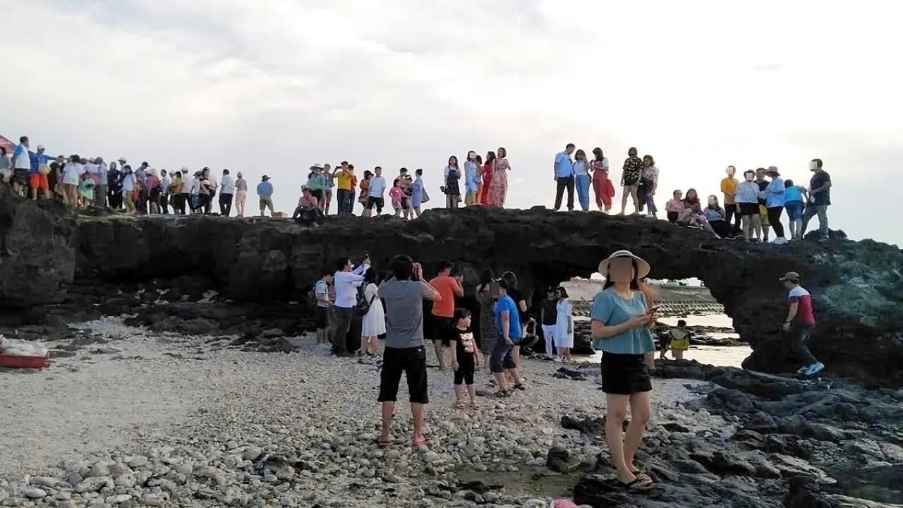 Lý Sơn cấm du khách trèo lên Cổng Tò Vò