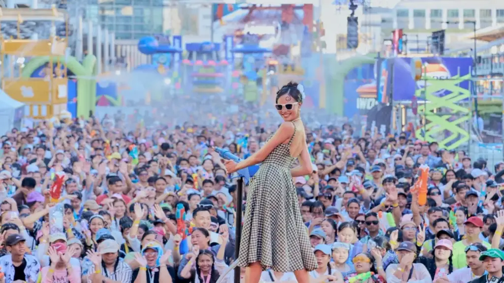 Miss World Opal Suchata hòa mình với lễ hội Songkran